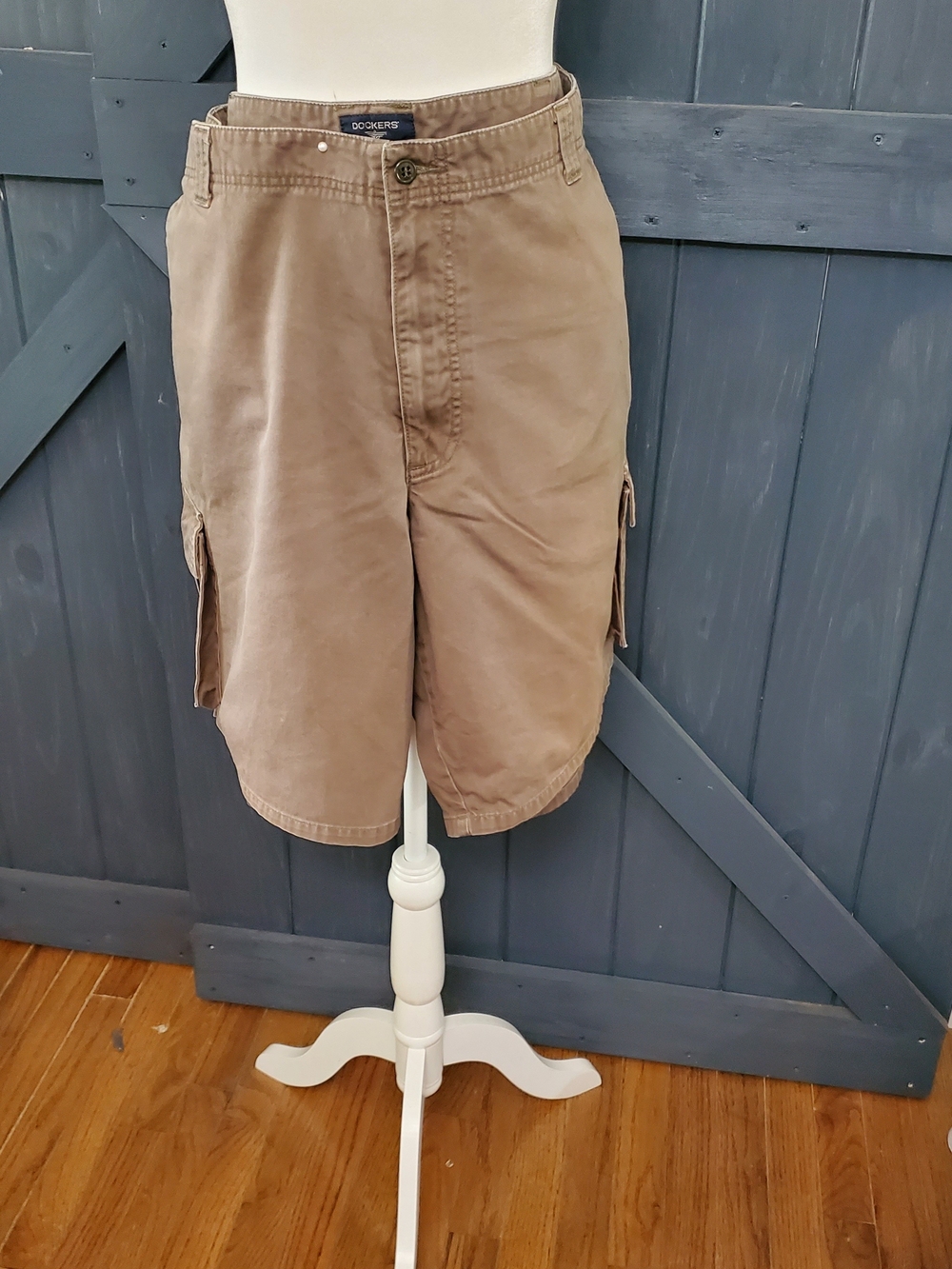 Dockers Men's Tan Cargo Shorts with Side Pockets